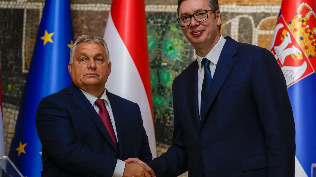 Ungarns Ministerpräsident Viktor Orban und Serbiens Staatspräsident Aleksandar Vucic pflegen gute Beziehungen. (Archivbild) - Bild: Darko Vojinovic/AP/dpa