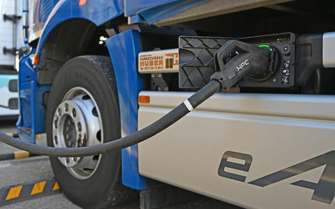 Ein E-Lkw wird auf dem Gelände einer Spedition in Zwickau geladen. Entlang der Autobahnen fehlt es nach Branchenangaben an einem gut ausgebauten Netz an Ladestationen für Lkw. - Foto: David Hammersen/dpa Ein E-Lkw wird auf dem Gelände einer Spedition in Zwickau geladen. Entlang der Autobahnen fehlt es nach Branchenangaben an einem gut ausgebauten Netz an Ladestationen für Lkw. - Foto: David Hammersen/dpa