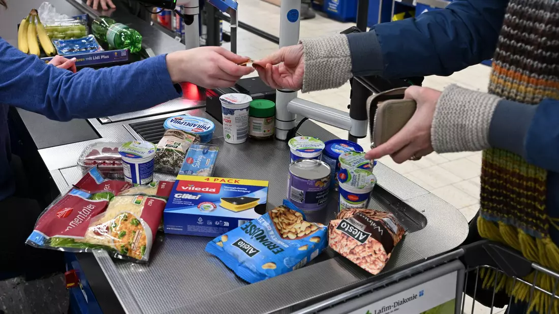 Viele Menschen in Deutschland kaufen mehrmals pro Woche Lebensmittel. (Symbolbild) - Bild: Jens Kalaene/dpa
