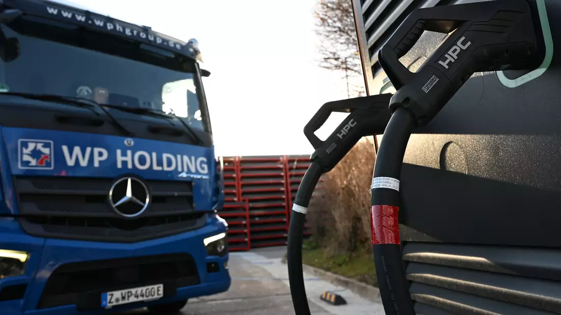 Seit einigen Jahren gehören bei der WP Spedition in Zwickau auch Elektro-Lkw zum Fuhrpark.  - Bild: David Hammersen/dpa