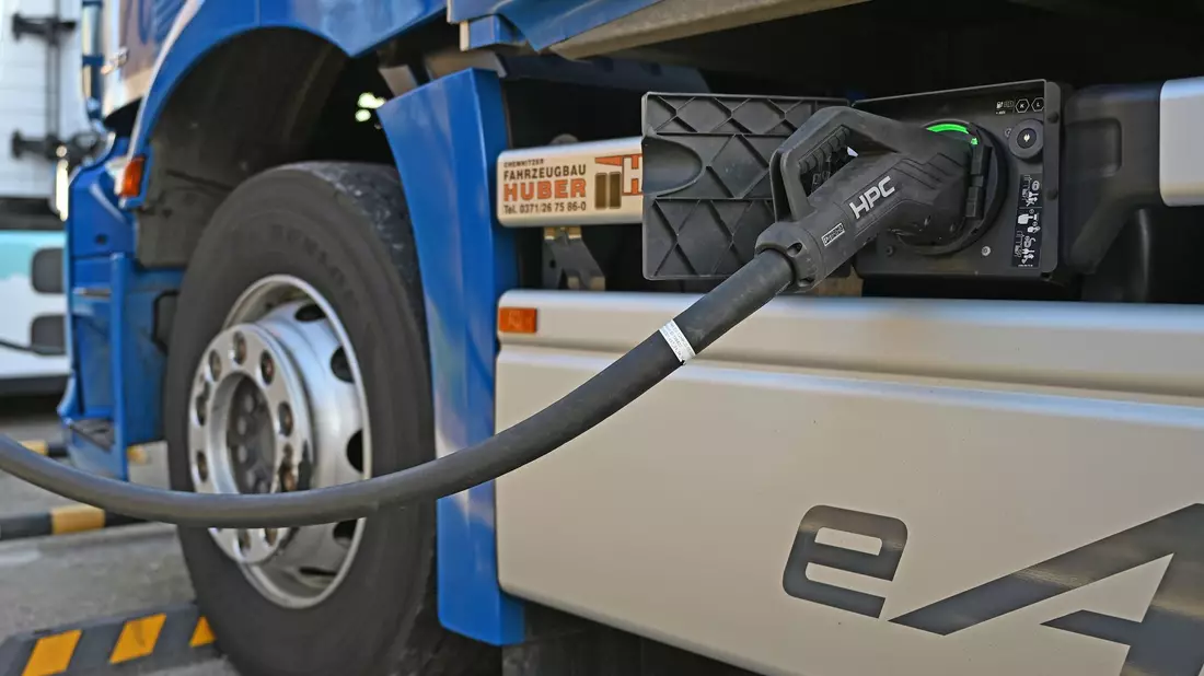 Ein E-Lkw wird auf dem Gelände einer Spedition geladen. Entlang der Autobahnen fehlt es nach Branchenangaben an einem gut ausgebauten Netz an Ladestationen für Lkw. - Bild: David Hammersen/dpa