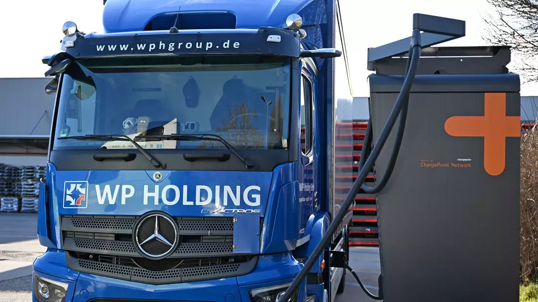 Voller Akku für die nächste Tour: Ein E-Lkw wird auf dem Gelände der WP Spedition in Zwickau geladen.  - Bild: David Hammersen/dpa