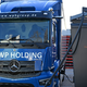 Voller Akku für die nächste Tour: Ein E-Lkw wird auf dem Gelände der WP Spedition in Zwickau geladen.  - Foto: David Hammersen/dpa