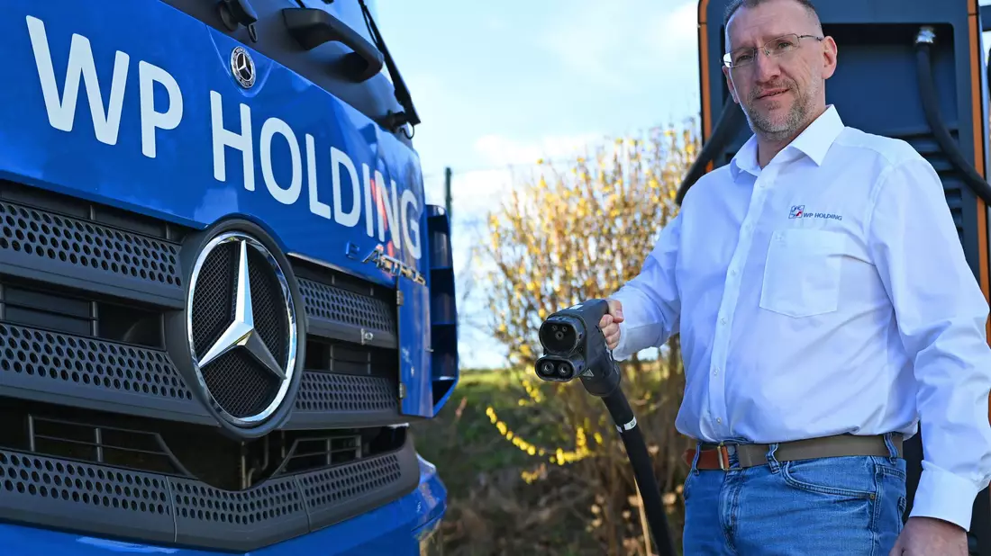 Mike Henniger leitet den Fuhrpark der WP Spedition in Zwickau. Seit einigen Jahren setzt er auch auf Elektro-Lkw. Geladen werden die Akkus vorrangig auf dem eigenen Firmengelände.  - Bild: David Hammersen/dpa