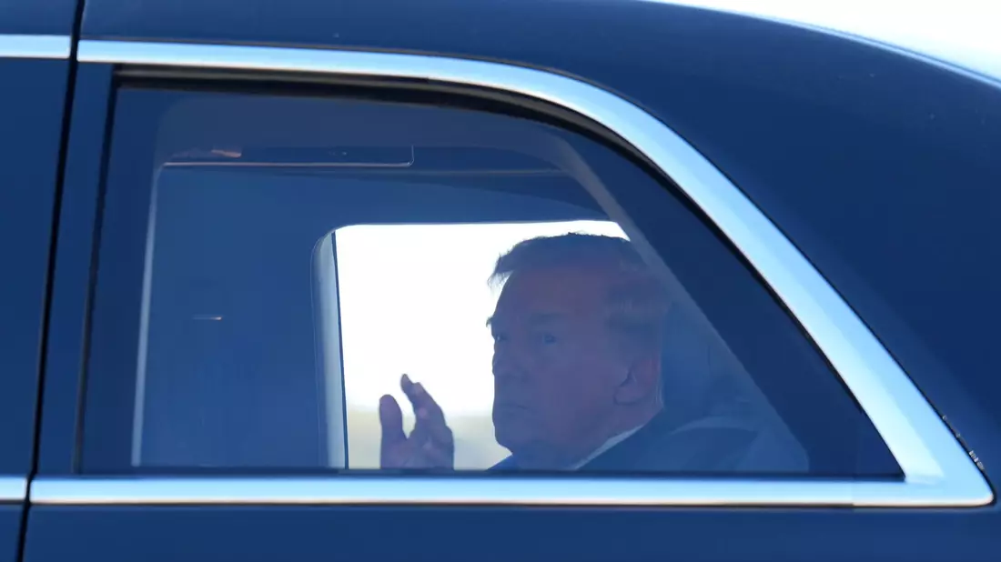 Trump spielt das Problem der Benzinpreise herunter (Archivbild). - Bild: Mark Schiefelbein/AP/dpa