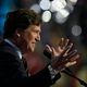 Tucker Carlson kritisiert Trump scharf (Archivbild). - Foto: Matt Rourke/AP/dpa