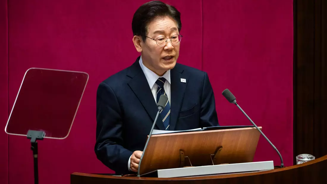 Südkoreas Präsident Lee Jae Myung steht seit Beginn des Iran-Kriegs vor großen Herausforderungen. Die ostasiatische Volkswirtschaft ist stark von Energielieferungen aus Nahost abhängig. (Archivbild) - Bild: Jintak Han/ZUMA Press Wire/dpa