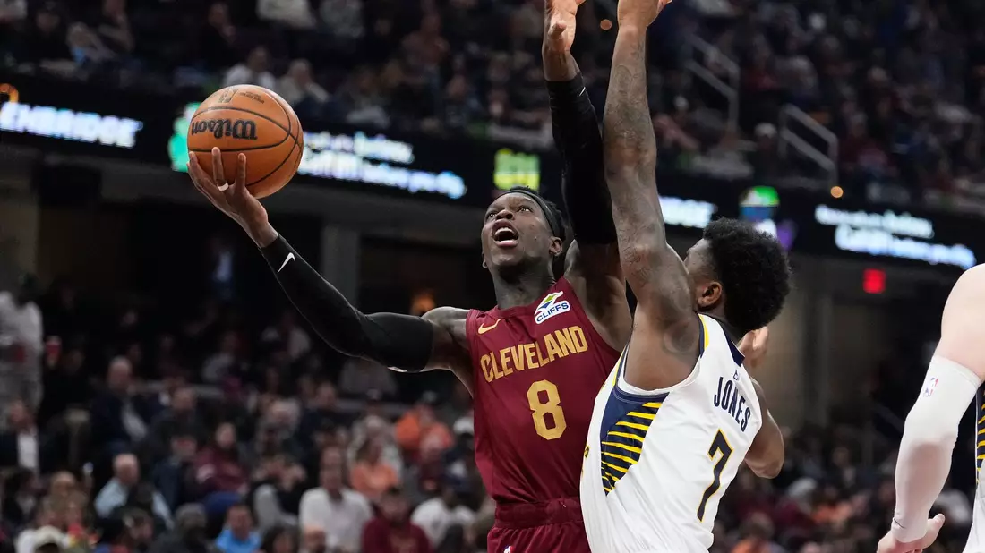 Dennis Schröder (l.) kam für Cleveland auf sechs Punkte. - Bild: Sue Ogrocki/AP/dpa