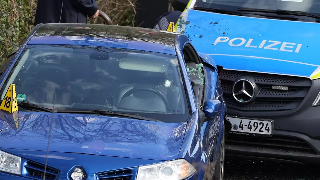 In der Windschutzscheibe war ein Loch zu sehen.  - Bild: Kevin Schößler/dpa