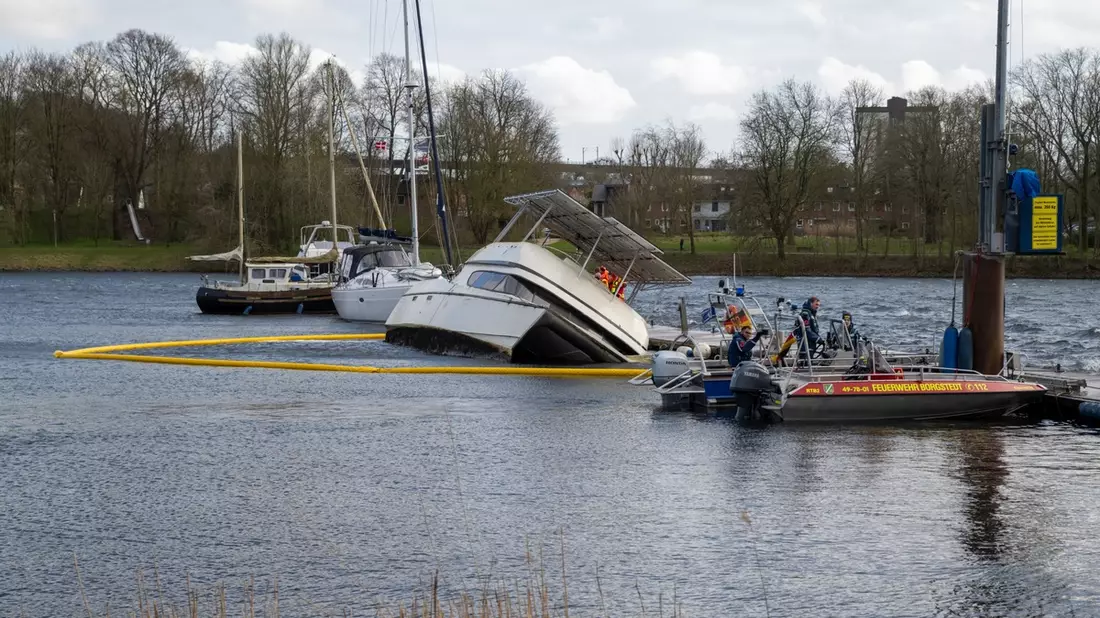 FW-RD: Feuerwehreinsatz am Büdelsdorfer Yacht Club: Katamaran droht zu sinken - Bild: presseportal.de