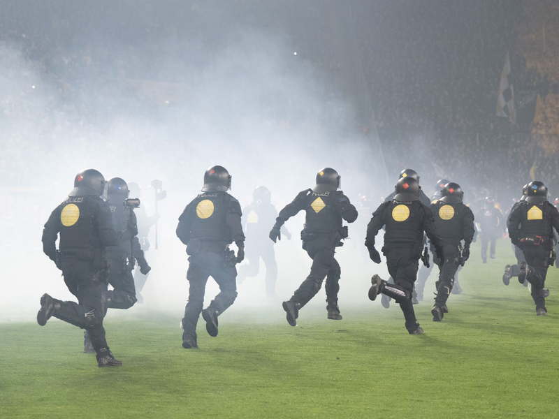 Die Polizei versuchte, Dynamo-Fans wieder in ihren Block zurückzudrängen. - Foto: Sebastian Kahnert/dpa