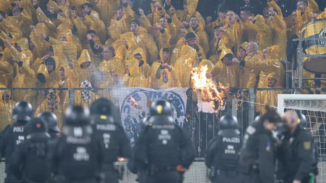 Beim Zweitliga-Spiel zwischen Dynamo Dresden und Hertha BSC kam es zu Ausschreitungen. - Bild: Sebastian Kahnert/dpa