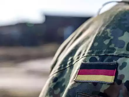 Die Bundeswehr will Bescheid wissen, wo sich mögliche Wehrdienstleistende aufhalten. (Symbolbild) - Foto: Frank Hammerschmidt/dpa