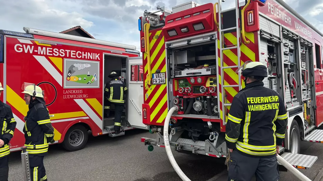 Die Feuerwehr und die Polizei waren mit zahlreichen Kräften vor Ort - der Bereich um den Fundort wurde weiträumig abgesperrt.  - Bild: Karsten Schmalz/-/dpa
