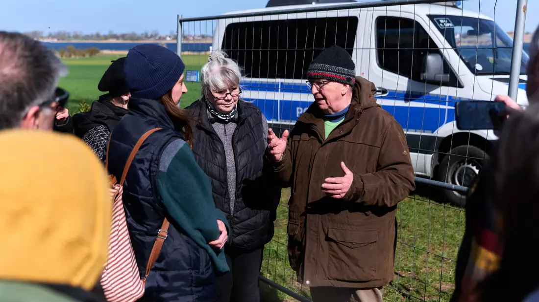 Umweltminister Till Backhaus (SPD) war über Ostern mehrfach vor Ort. - Bild: Marcus Golejewski/dpa