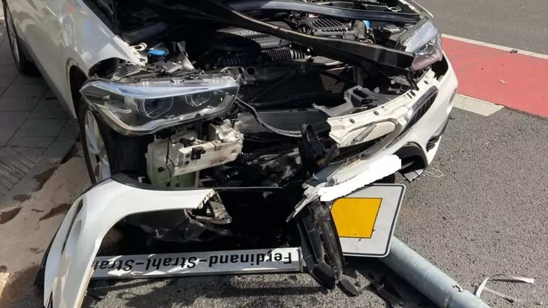 POL-MG: POL-MG: Verkehrsunfall auf der Ferdinand-Strahl-Str./Aachener Straße: 75-jähriger PKW-Führer schwer verletzt - Bild: presseportal.de