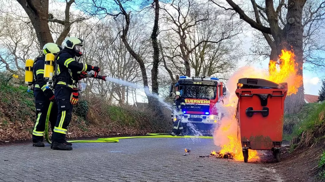 FW-AUR: Abfallbehälter in Flammen - Bild: presseportal.de