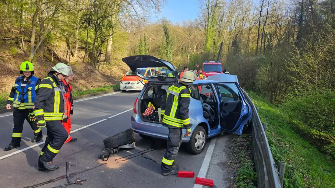 FW Königswinter: Vier Verletzte bei Verkehrsunfall auf L331 im Siebengebirge - Bild: presseportal.de