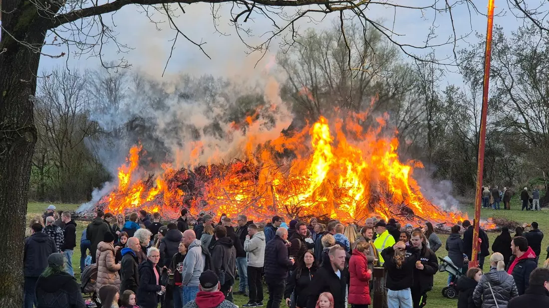 FW Wathlingen: Osterfeuer in Großmoor lockt zahlreiche Besucher an - Bild: presseportal.de