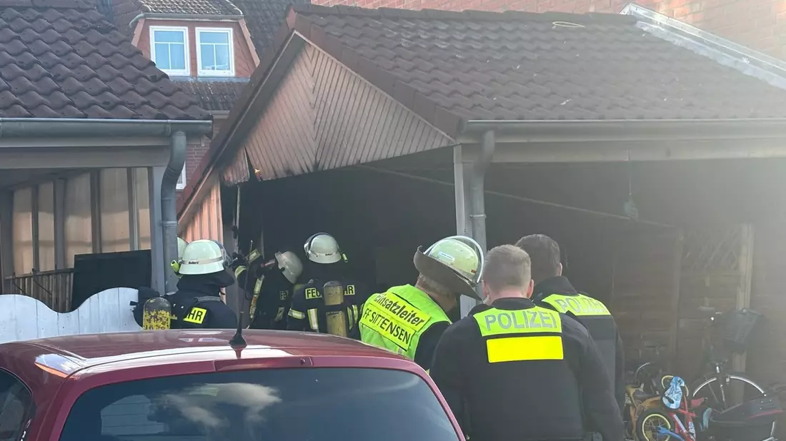 FW-ROW: Carport gerät in Brand - Feuerwehr verhindert Übergreifen aufs Wohnhaus - Bild: presseportal.de