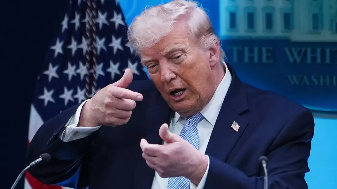 Trump droht mit einer schnellen Zerstörung von Brücken und Kraftwerken im Iran.  - Bild: Julia Demaree Nikhinson/AP/dpa