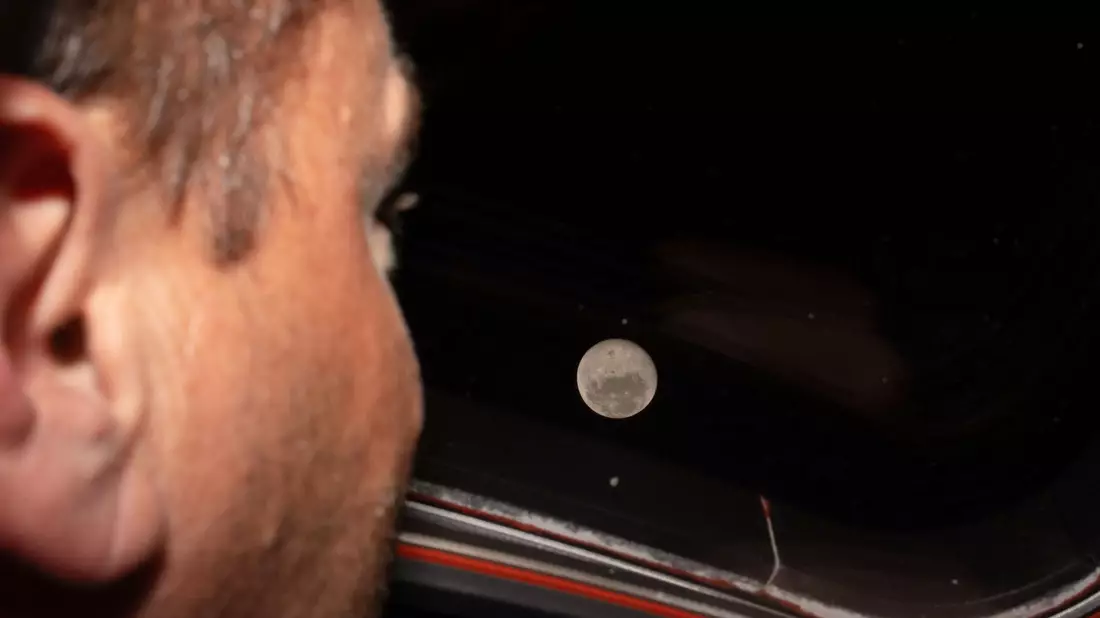 Auf dem Mond gibt es jetzt einen Krater, der nach der gestorbenen Ehefrau von Astronaut Wiseman benannt ist. - Bild: Uncredited/NASA/AP/dpa