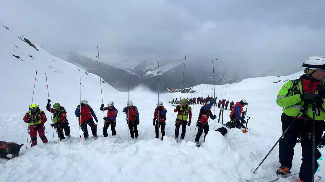 Immer wieder mussten diesen Winter Rettungsdienste ausrücken. - Bild: -/Italienische Bergwacht/dpa