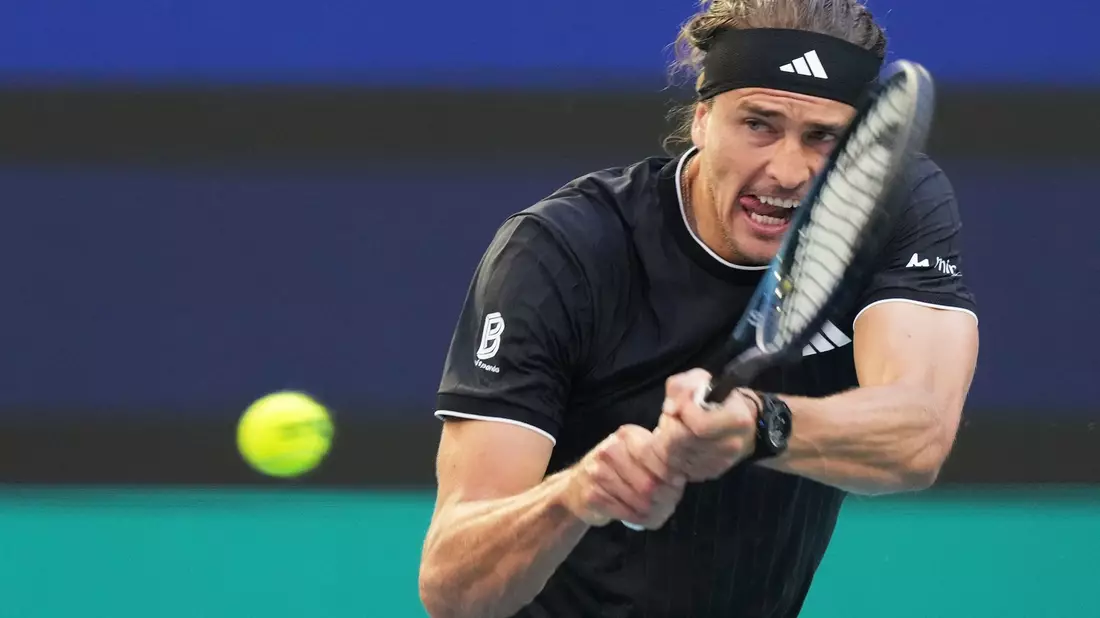 Voller Fokus auf den Ball - und jetzt auch auf die Sandplatzsaison: Alexander Zverev. (Archivbild) - Bild: Marta Lavandier/AP/dpa