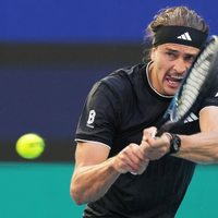Voller Fokus auf den Ball - und jetzt auch auf die Sandplatzsaison: Alexander Zverev. (Archivbild) - Foto: Marta Lavandier/AP/dpa