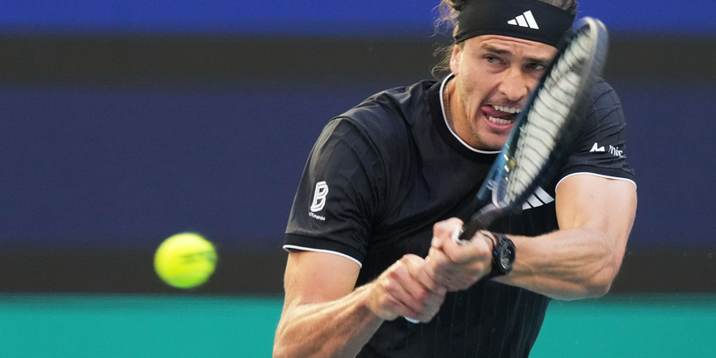 Voller Fokus auf den Ball - und jetzt auch auf die Sandplatzsaison: Alexander Zverev. (Archivbild) - Foto: Marta Lavandier/AP/dpa
