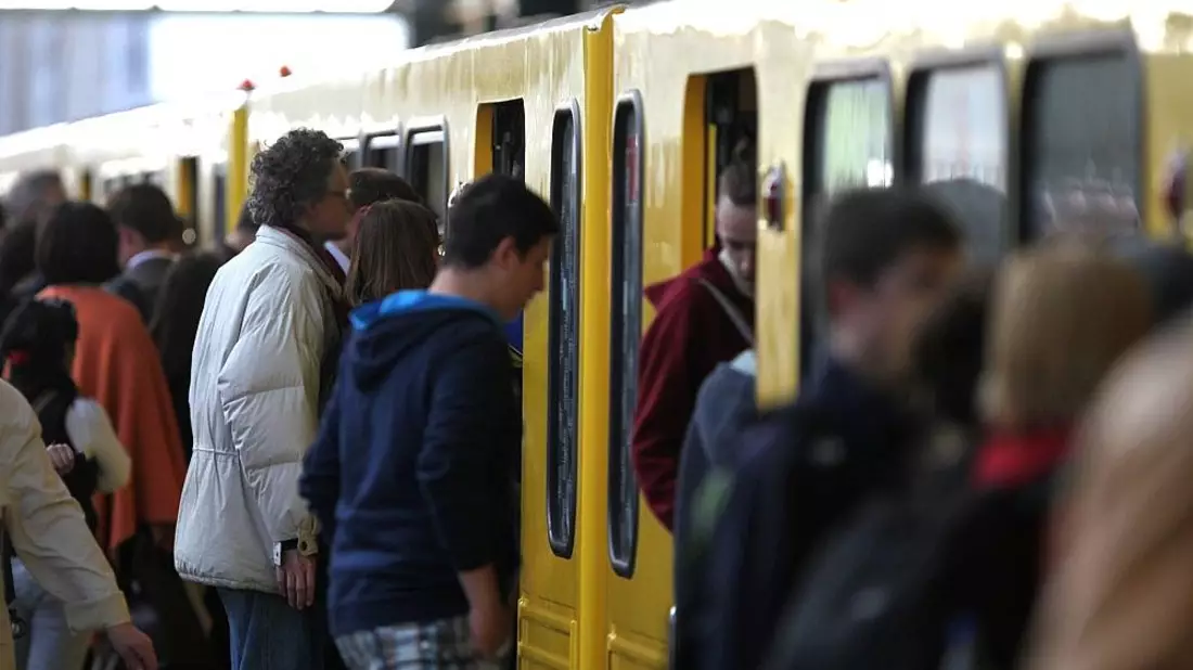 Fahrgäste am Bahnsteig einer Berliner U-Bahn - Bild: via dts Nachrichtenagentur