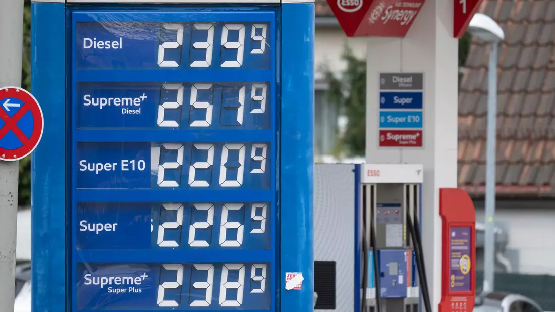 Die Spritpreise steigen weiter - Superbenzin der Sorte E10 ist nur noch eine Winzigkeit vom Allzeithoch entfernt. (Archivbild) - Bild: Marijan Murat/dpa