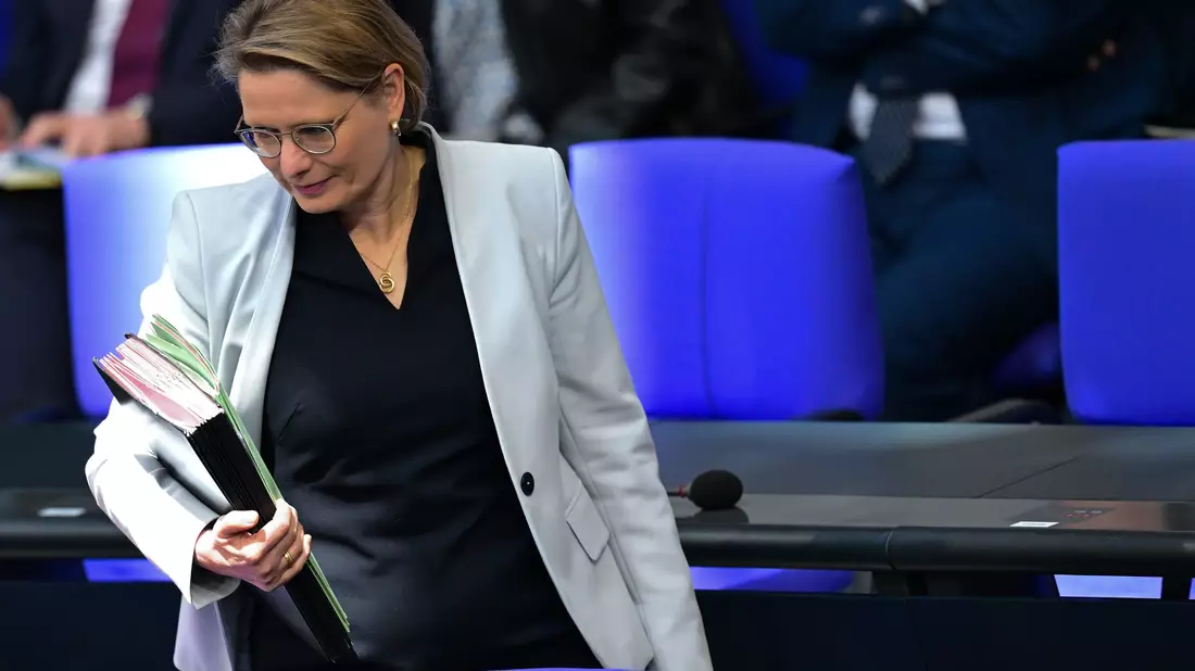 Aus Sicht von Bundesjustizministerin Stefanie Hubig (SPD) spricht viel dafür, das Schwarzfahren als Ordnungswidrigkeit zu behandeln. (Archivfoto) - Bild: Sebastian Christoph Gollnow/dpa
