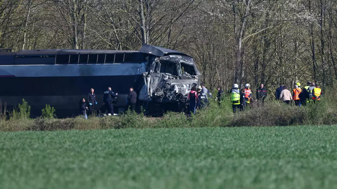 Ein TGV ist in Nordfrankreich mit einem Lastzug zusammengestoßen und entgleist. - Bild: Sameer Al-Doumy/AFP/dpa