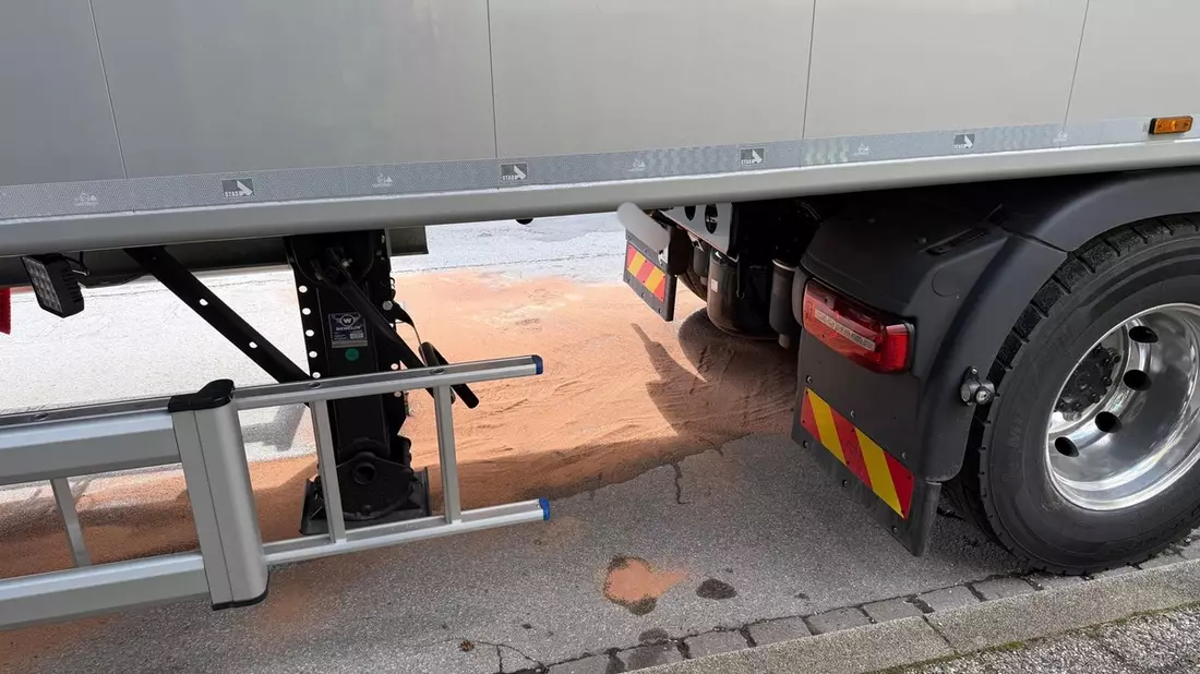 FW-EN: Lkw verliert Kraftstoff - Bild: presseportal.de
