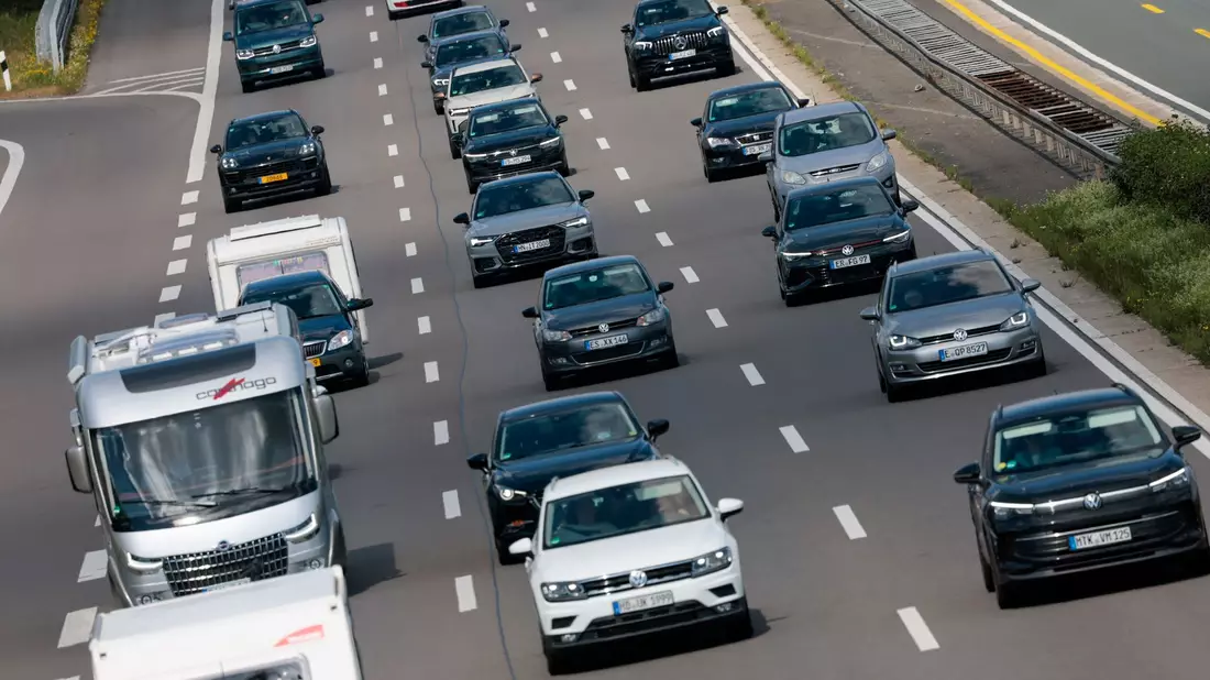 In Deutschland sind im März deutlich mehr Autos neu zugelassen worden als im Vorjahresmonat. (Archivbild) - Bild: Thomas Banneyer/dpa