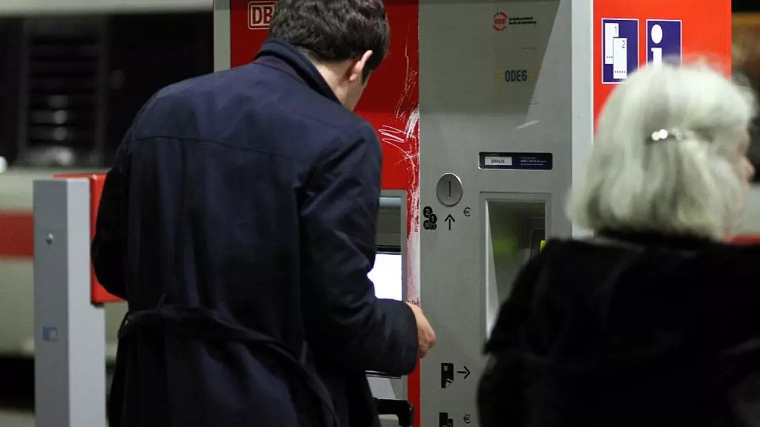 Reisender an einem Fahrkartenautomaten der Bahn (Archiv) - Bild: via dts Nachrichtenagentur