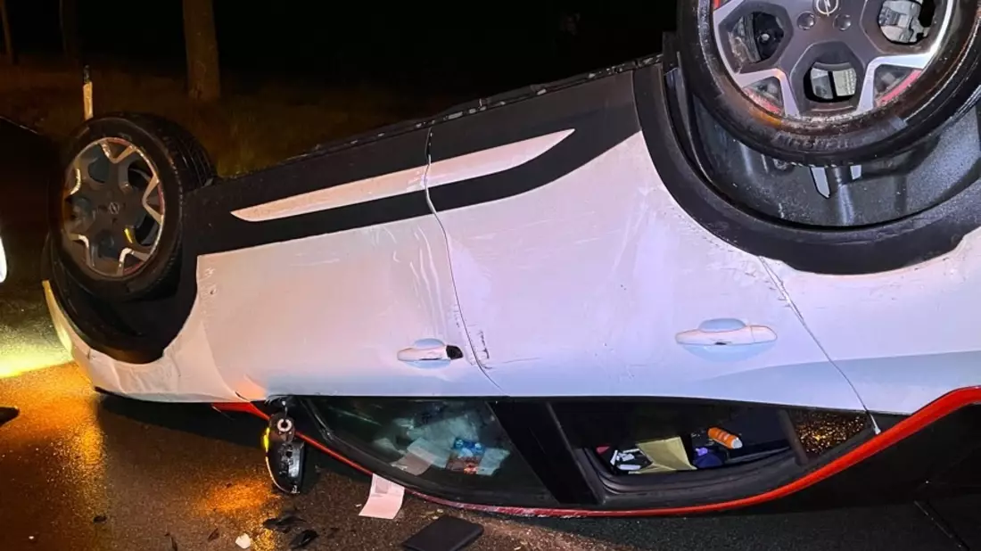 POL-DU: Hochemmerich: Gestohlener Opel Mokka landet auf dem Dach - Zeugensuche - Bild: presseportal.de