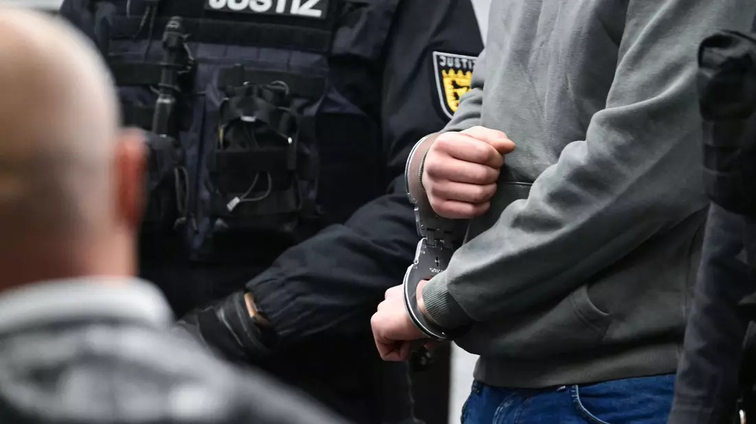 Die Staatsanwaltschaft fordert lebenslange Haft für den jüngeren Bruder - wegen Mordes und illegalen Autorennens mit Todesfolge.  (Archivbild) - Bild: Bernd Weißbrod/dpa