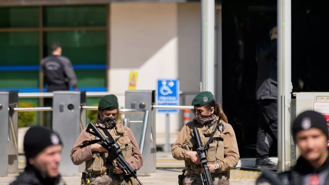 Angreifer und Polizei lieferten sich Schusswechsel - Bild: Khalil Hamra/AP/dpa