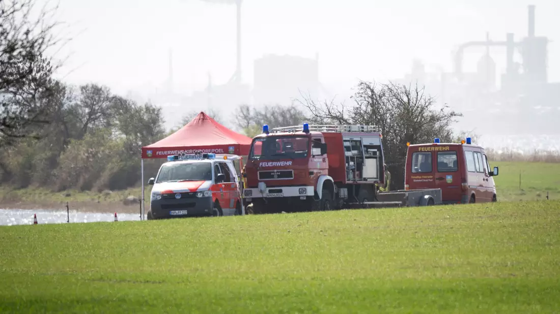 Auch die Feuerwehr war am Dienstag wieder auf der Insel Poel. - Bild: Philip Dulian/dpa