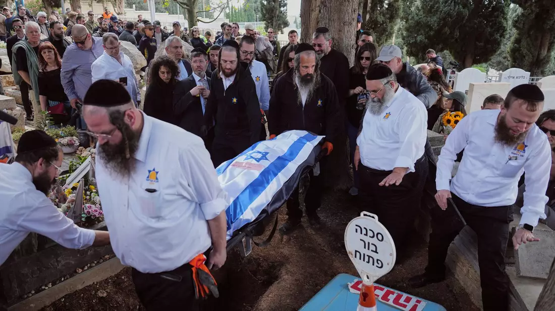 Auch bei den iranischen Angriffen auf Israel gibt es immer wieder Tote und Verletzte. - Bild: Ariel Schalit/AP/dpa