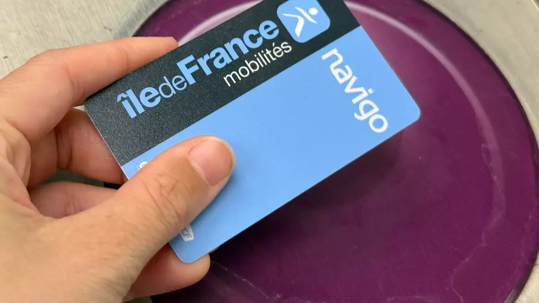 Wer in Paris mit der Metro fahren will, muss seine Fahrkarte entwerten, um auf den Bahnsteig zu gelangen. (Symbolbild) - Bild: Rachel Sommer/dpa