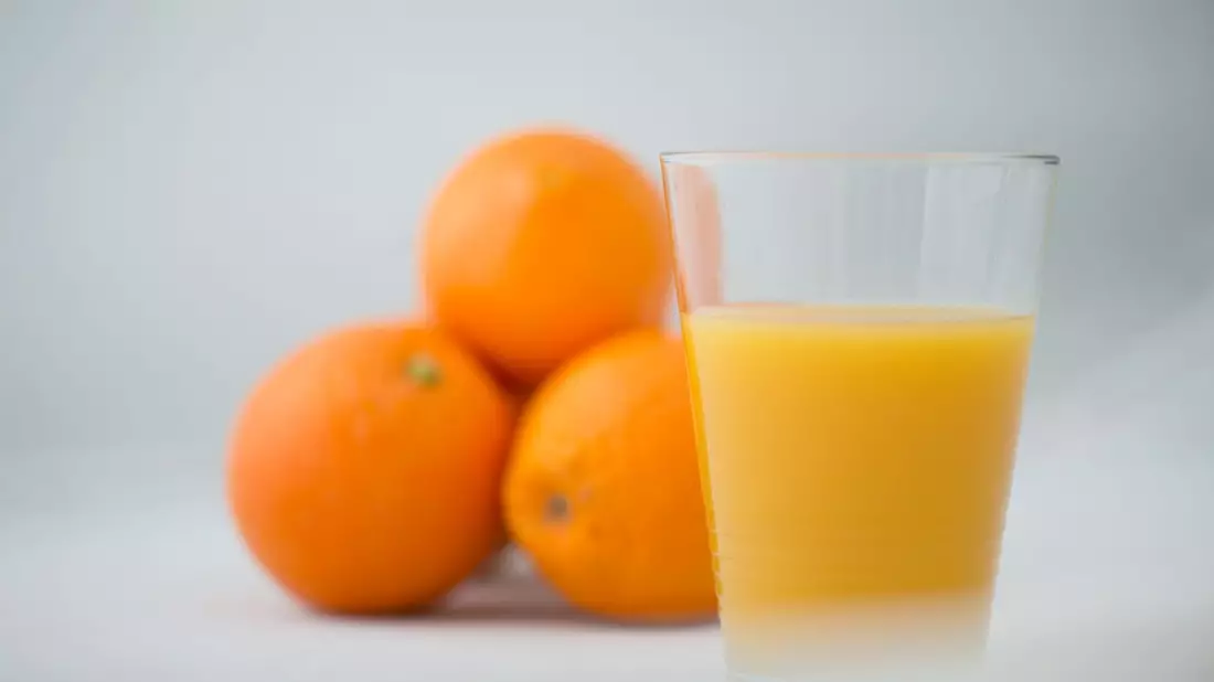 Kann lecker und teuer sein: ein Glas Organgensaft. - Bild: Arno Burgi/dpa-Zentralbild/dpa