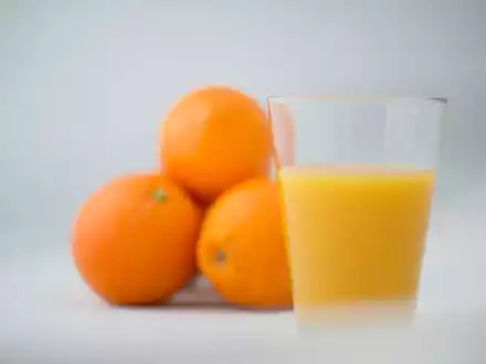 Kann lecker und teuer sein: ein Glas Organgensaft. - Foto: Arno Burgi/dpa-Zentralbild/dpa