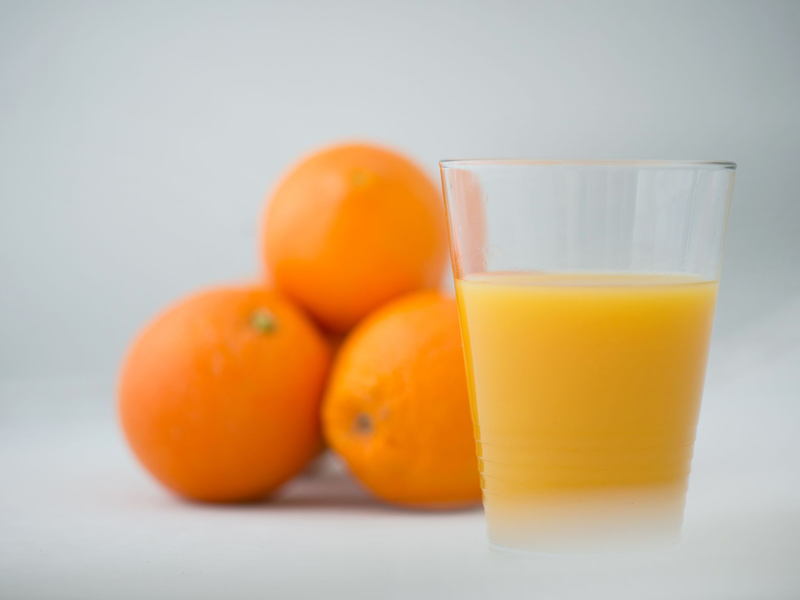 Kann lecker und teuer sein: ein Glas Organgensaft. - Foto: Arno Burgi/dpa-Zentralbild/dpa