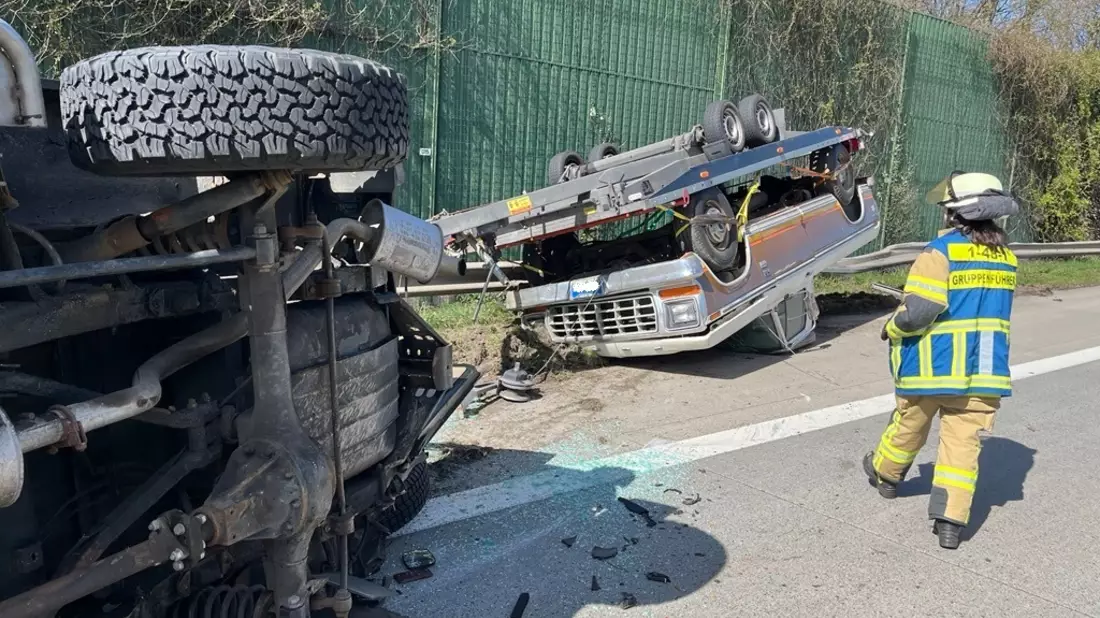 FW Bremerhaven: Gespann mit Oldtimer überschlägt sich auf Autobahn 27 - Bild: presseportal.de