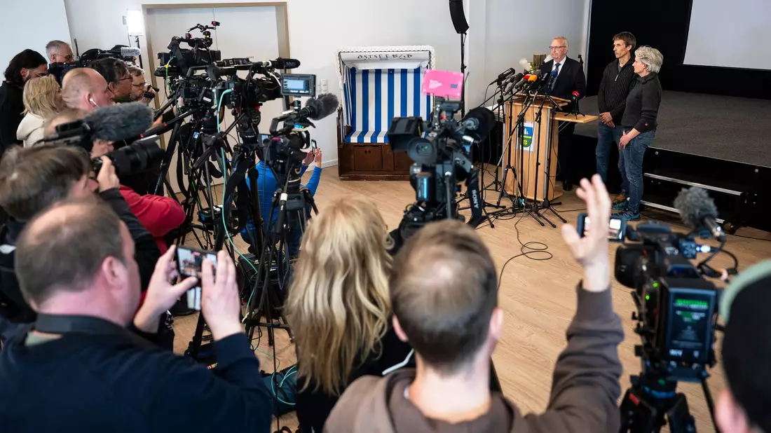 Umweltminister Till Backhaus (SPD) und Experten gaben auf der Insel Poel aktuelle Erkenntnisse bekannt. - Bild: Philip Dulian/dpa