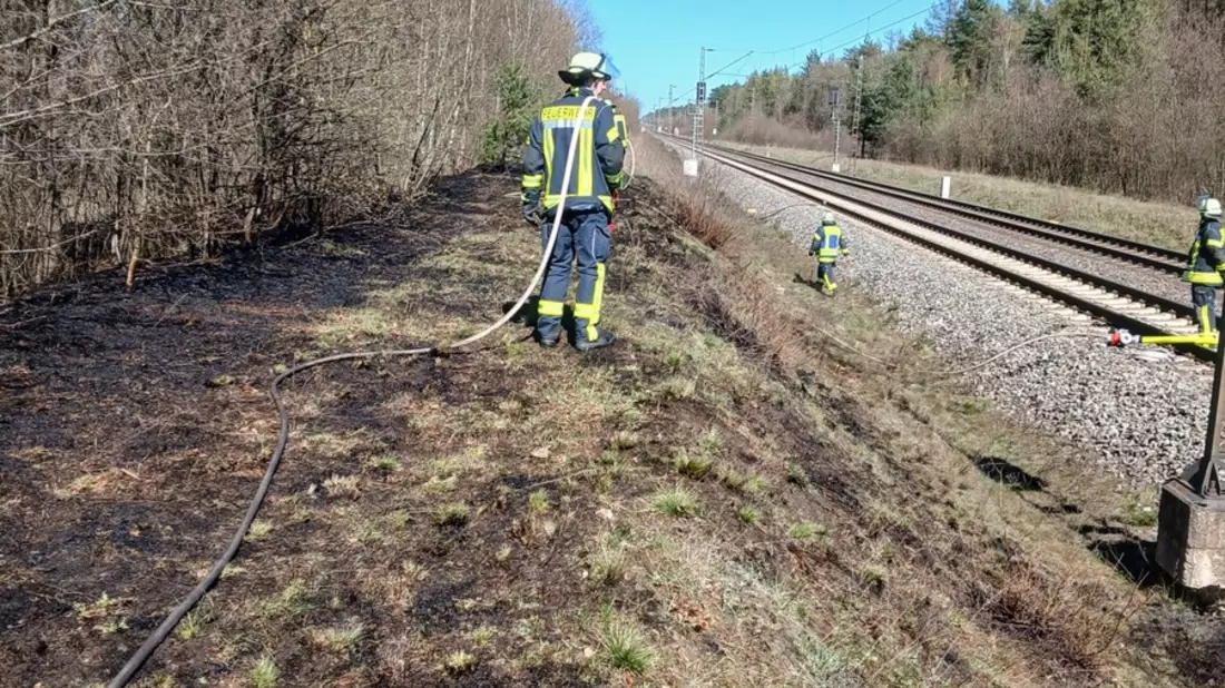 FW Celle: Böschungsbrand an der Bahnstrecke Hannover - Hamburg - Bild: presseportal.de