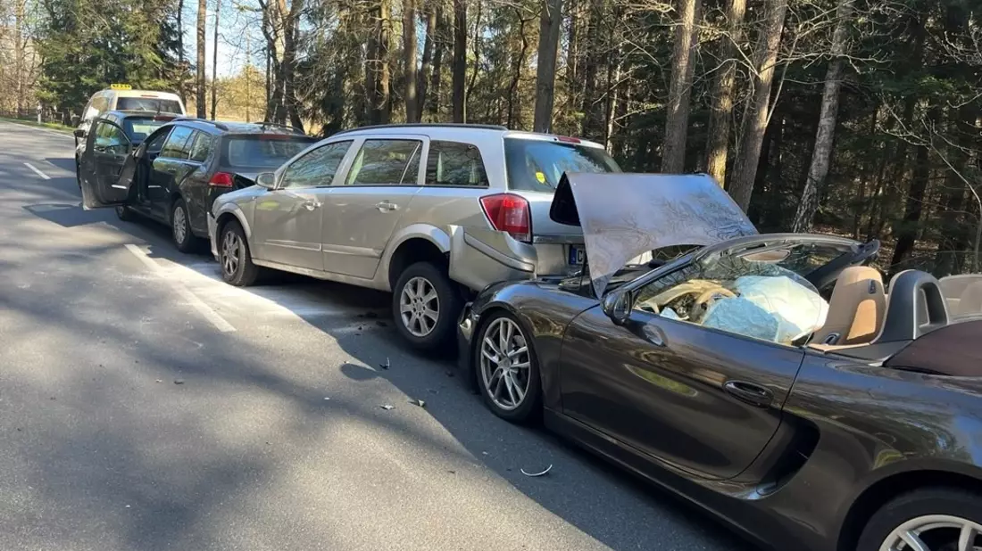POL-CE: Verkehrsunfall mit 5 beteiligten Fahrzeug fordert 5 Verletzte - Bild: presseportal.de